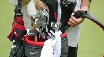 Rory_McIlroy_club_bag_and_caddie